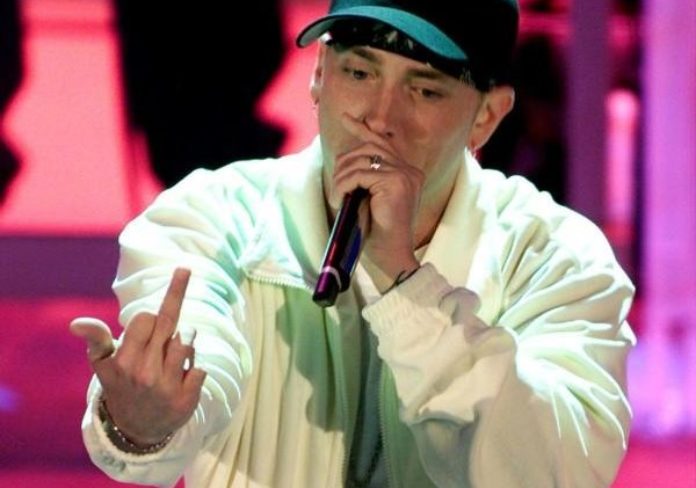 Contestatissima esibizione di Eminem a Sanremo 2001